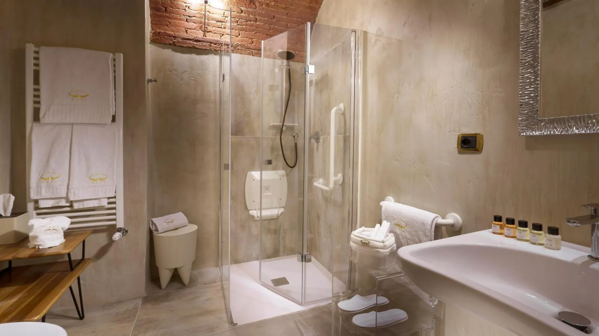 Graziella Patio Hotel Arezzo 4*,